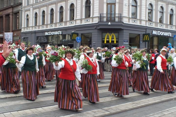 Jauktais koris "Ezerlāse" Dziesmu svētku gājienā